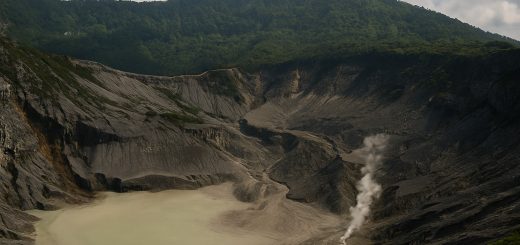 Keindahan dan Legenda Gunung Tangkuban Perahu